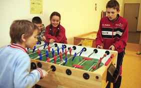 Beliebter Treffpunkt am Abend - der Kickertisch - Foto: Bernhard Huber